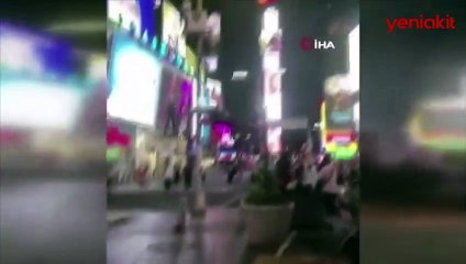 Times Meydanı'nda bir kişi, 'hoverboard' ile uçuş yaptı