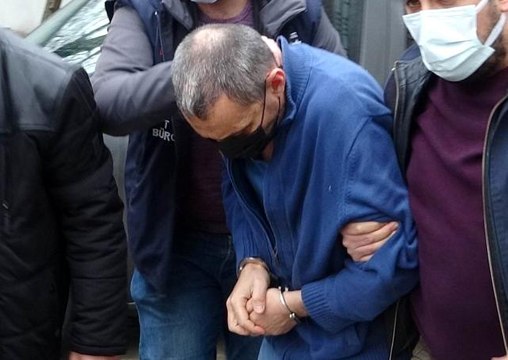 Eşini boynundan bıçaklayarak öldüren mühendis koca öldürmek istemedim diyerek duruşma boyunca ağladı