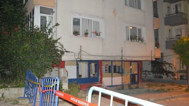 İstanbul’da gece saatlerinde kolonları çatlayan bina boşaltıldı