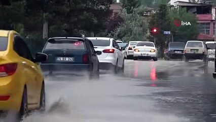 Yıldırım düşme anı kameralara böyle yansıdı