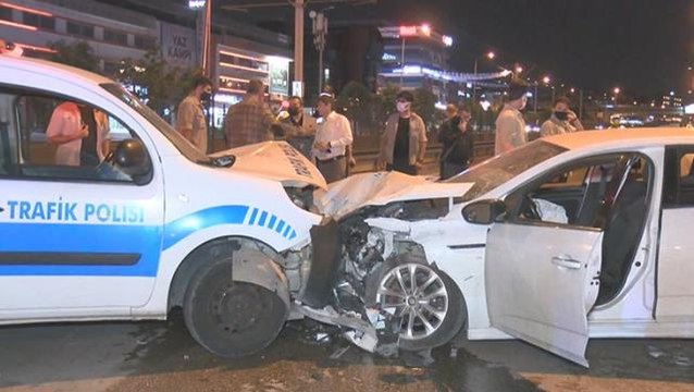 Alkollü sürücü polis noktasına daldı: 2'si polis 4 yaralı