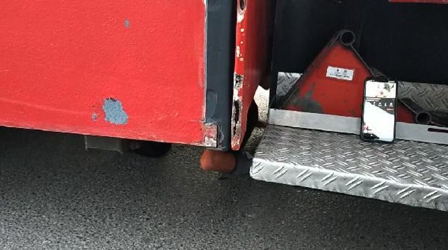 İTFAİYECİLER BU KEZ KENDİ ARAÇLARINA SIKIŞAN KEDİYİ KURTARMAYA ÇALIŞTI