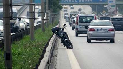 E-5 Kartal'da yolun karşısına geçmeye çalışan yayaya motosikletin çarptığı anlar kamerada