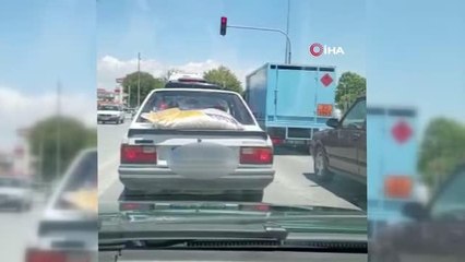 Yem çuvalını bagajda değil, bagajın üzerinde taşıdı