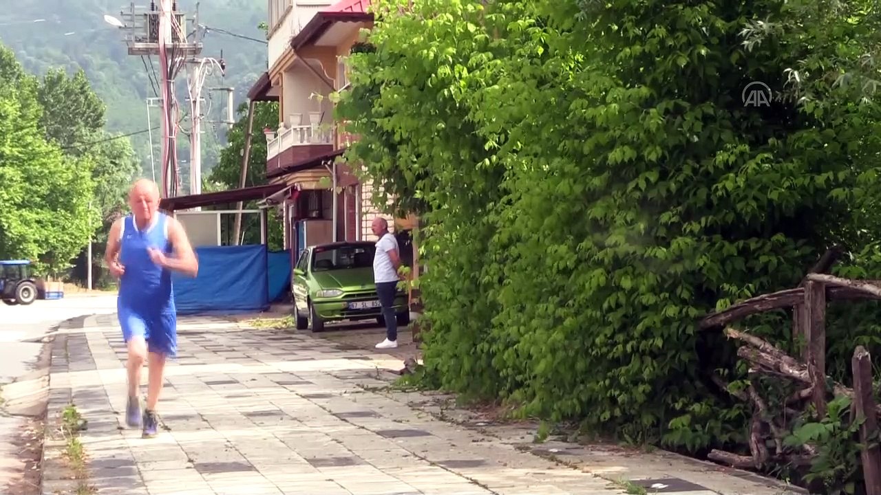 DÜZCE - 'Atlet Cemal' 15 yıldır işine koşarak gidip geliyor