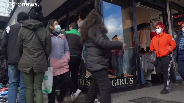 Argentina evita una suspensión de pagos en mitad de la segunda ola de la pandemia