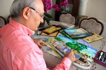 On binlerce noktayı, tek bir tuvalde böyle sanata döküyor