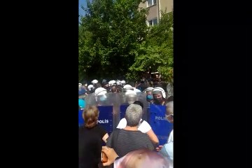 Tozkoparan'da polis ile çevik kuvvet karşı karşıya geldi