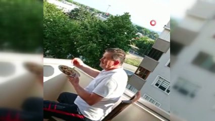 Kartal’da yaşayan vatandaş, yemeklerini martılarla beraber balkonunda yiyor