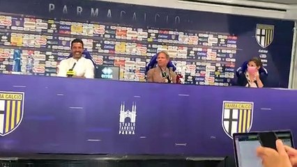 "Le sposto o le bevo?": il presidente del Parma scherza sulle bottiglie. E Buffon ride