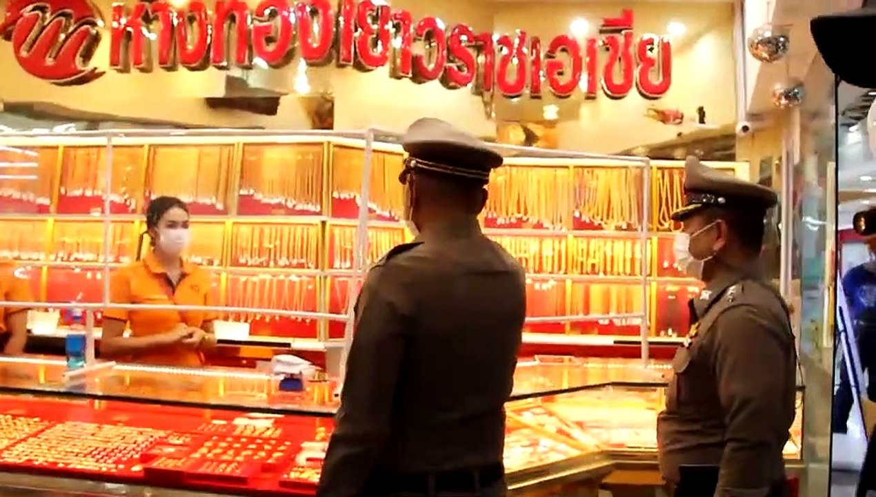 ตร.คุมตัวคนร้าย บุกเดี่ยวชิงทอง 20 บาท ห้างทองเ...