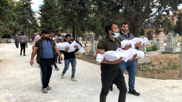 Son dakika haber! Yangında ölen 3 küçük kız kardeş yan yana defnedildi