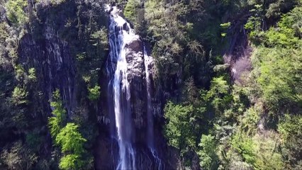 Artvin'in ihtişamlı şelalelerinden Mençuna ziyaretçilerini büyülüyor