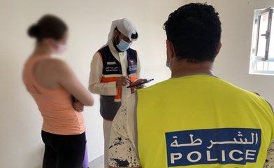 ضبط سيدة تقدم خدمات تعليم اللياقة البدنية في المنازل من دون ترخيص