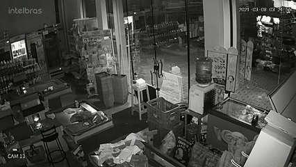 Imagem de câmera de monitoramento mostra como eram realizados os arrombamentos pela organização criminosa