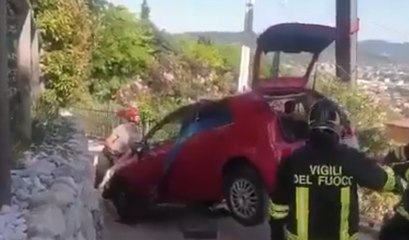 Montecchio Maggiore (VI) - Auto "tradita" dal freno a mano: precipita su una casa (23.06.21)