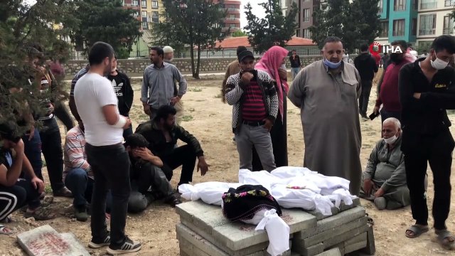 Yangında ölen 3 küçük kız kardeş yan yana defnedildi