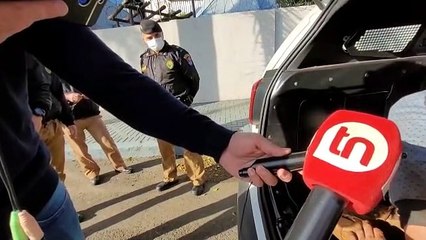 Bombeiros resgatam homem em telhado de igreja