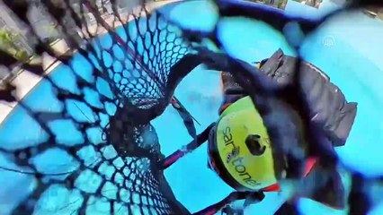 MUĞLA - Fethiye'de 'yarasa adam' diye tanınan kişi wingsuit yaptı, paraşütle evinin havuzuna indi