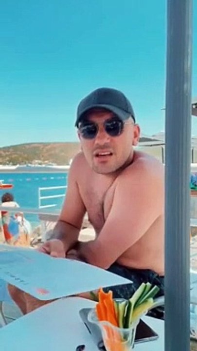 Güldür Güldür oyuncusu Giray Altınok, çektiği video ile tatil beldelerindeki fiyatları tiye aldı: Bir şekilde ödemedik mi?