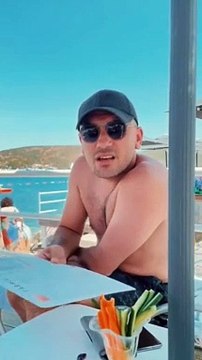 Güldür Güldür oyuncusu Giray Altınok, çektiği video ile tatil beldelerindeki fiyatları tiye aldı: Bir şekilde ödemedik mi?