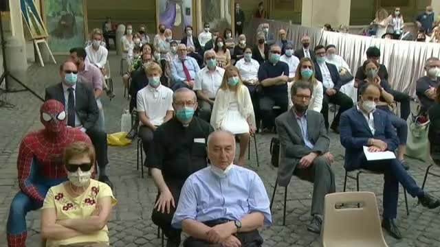 El papa recibe la visita sorpresa de Spiderman en su audiencia semanal