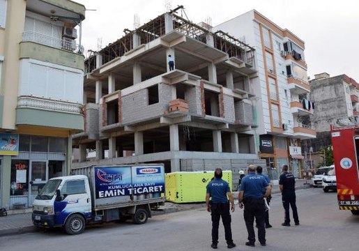 Son dakika haber! İNTİHARA KALKIŞAN KADINI POLİS VAZGEÇİRDİ, ÇEVREDEKİLER MERAKLA İZLEDİ