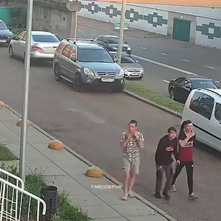 Ils se croient être de gros durs devant ces jeunes  filles