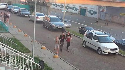 Se ridiculiser en essayant d'impressionner des filles dans la rue