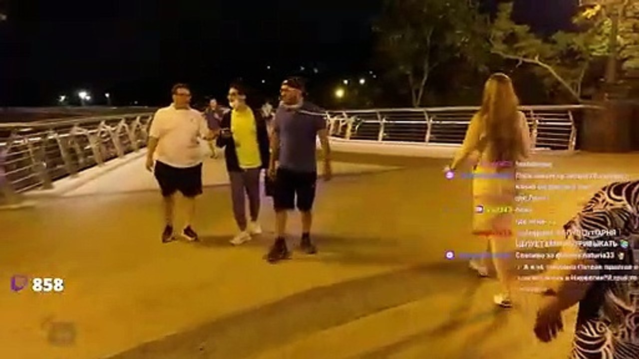 Un streameur frappé après avoir embrassé une inconnue dans la rue