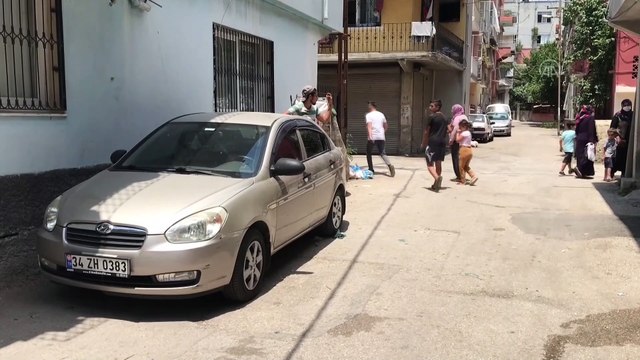 ADANA - Otomobilde kilitli kalan çocuğu itfaiye kurtardı