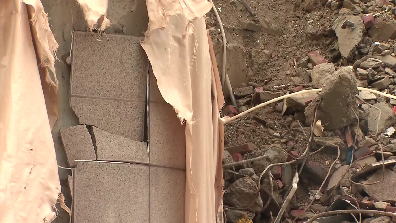 환경단체, 건물 붕괴 광주 재개발 터 석면 방치 확인 / YTN