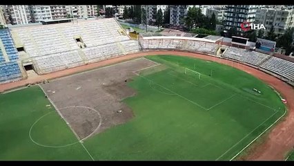 Yerine Millet Bahçesi yapılacak olan 5 Ocak Stadyumu’nun çimleri sökülüyor