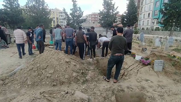 KONYA - Suriyeli ailenin kaldığı evde çıkan yangında ölen 3 çocuğun cenazesi toprağa verildi