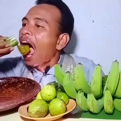 Makan rujak pisang mentah