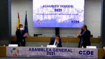 Garamendi, emocionado, recibe el aplauso de la Asamblea de CEOE