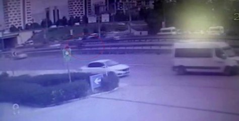 E-5 Kartal'da yolun karşısına geçmeye çalışan yayaya motosikletin çarptığı anlar kamerada