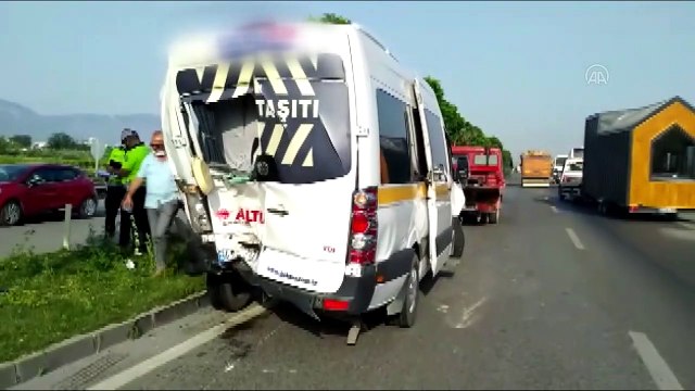 MANİSA - 5 aracın karıştığı zincirleme trafik kazasında 17 kişi yaralandı