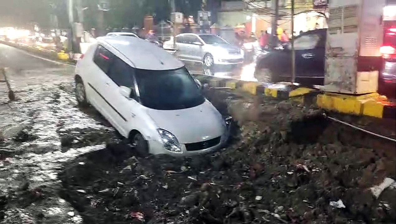 जबलपुर में तीन पत्ती चौक पर सीवर के गड्ढे में समा गई कार, देखें वोडियो