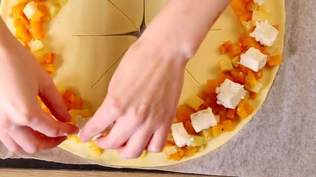 Herbstlicher Snack: Kürbis-Kranz im Blätterteig