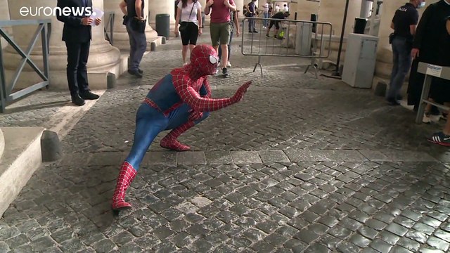 شاهد: سبايدرمان يلتقي البابا فرنسيس ويقدم له هدية خاصة في الفاتيكان