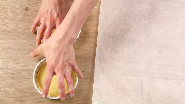 Einfach & schnell: Rezept für kleine Erdbeer-Rhabarber-Kuchen