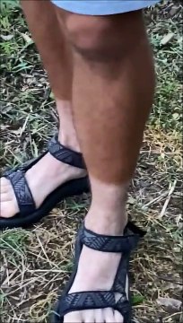 Claquettes-chaussettes sans chaussette, c'est possible... avec une belle marque de bronzage