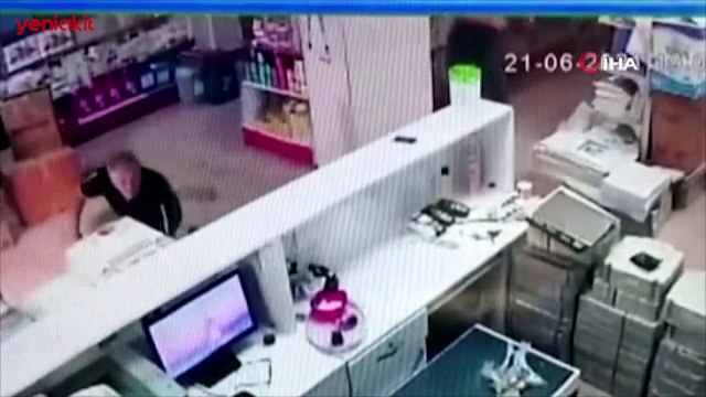 Asma kattan oğlunun üzerine düştü! O anlar anbean kaydedildi