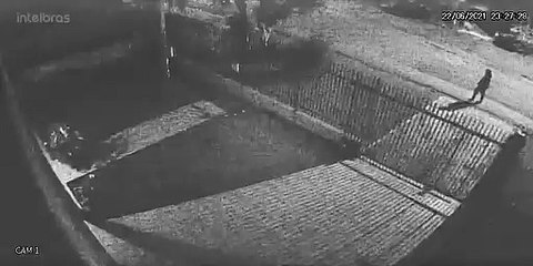 Recém-nascida é deixada em portão de casa ; câmera flagra suposta mãe