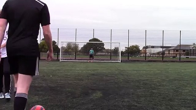 Il tire un coup franc incroyable ! Balle flottante façon olive et tom