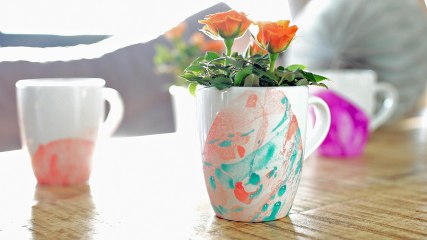 DIY Marmor-Tassen: Selbstgemacht schenkt es sich am schönsten!