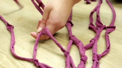 Videotutorial: Das kannst du aus einem alten T-Shirt machen!