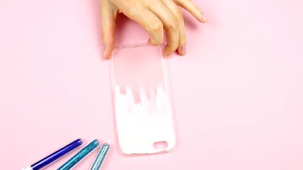 Handyhülle selbst gestalten: DIY Glitzer-Handyhülle zum Nachmachen