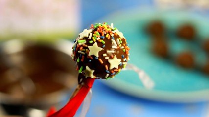 Ganz einfach weihnachtliche Cake Pops selber machen.